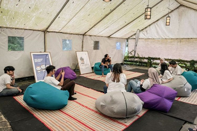 karyawan plus advisor belajar bersama di acara be the lantern